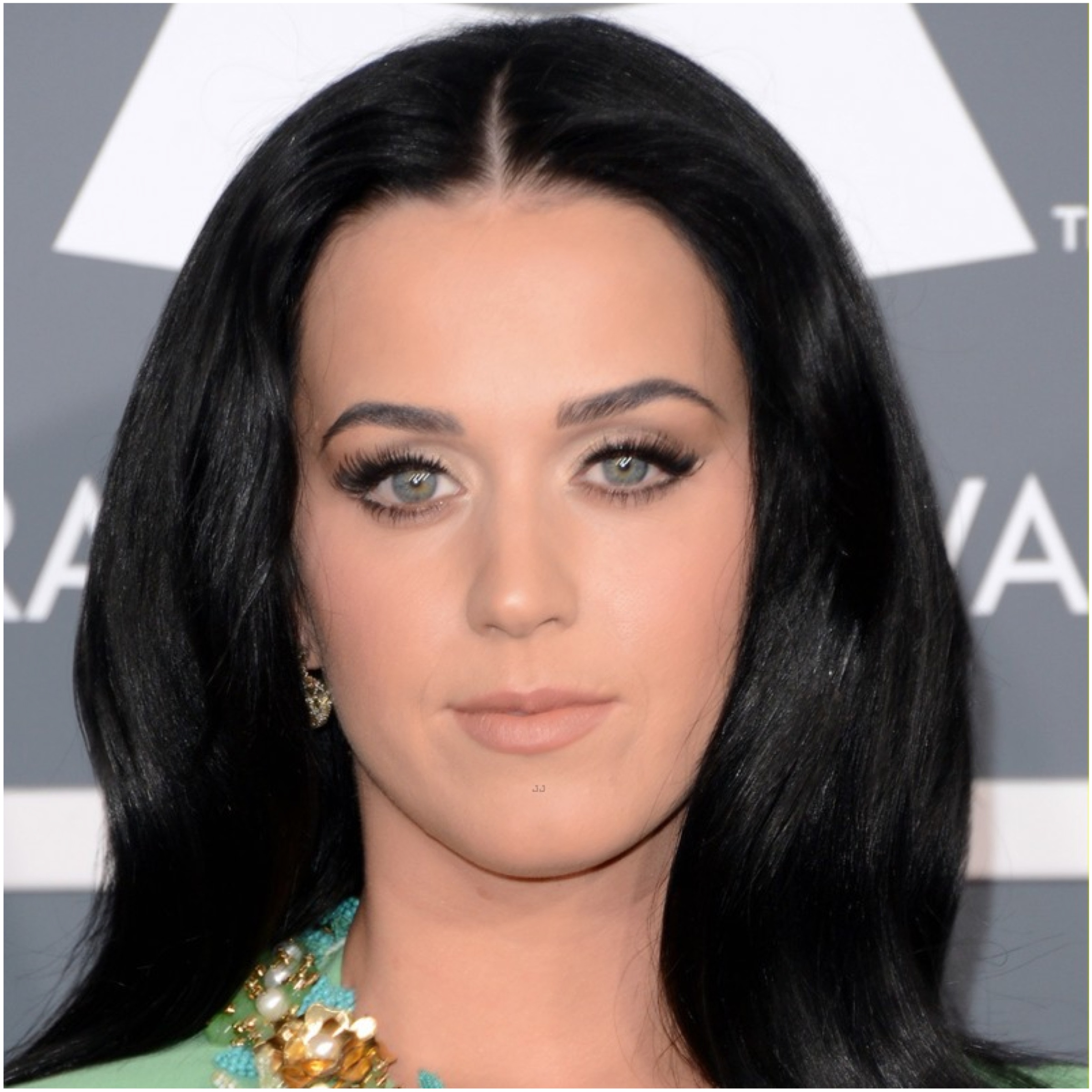 Katy Perrys Grammy Awards Hair & Makeup Look — Voluminous 